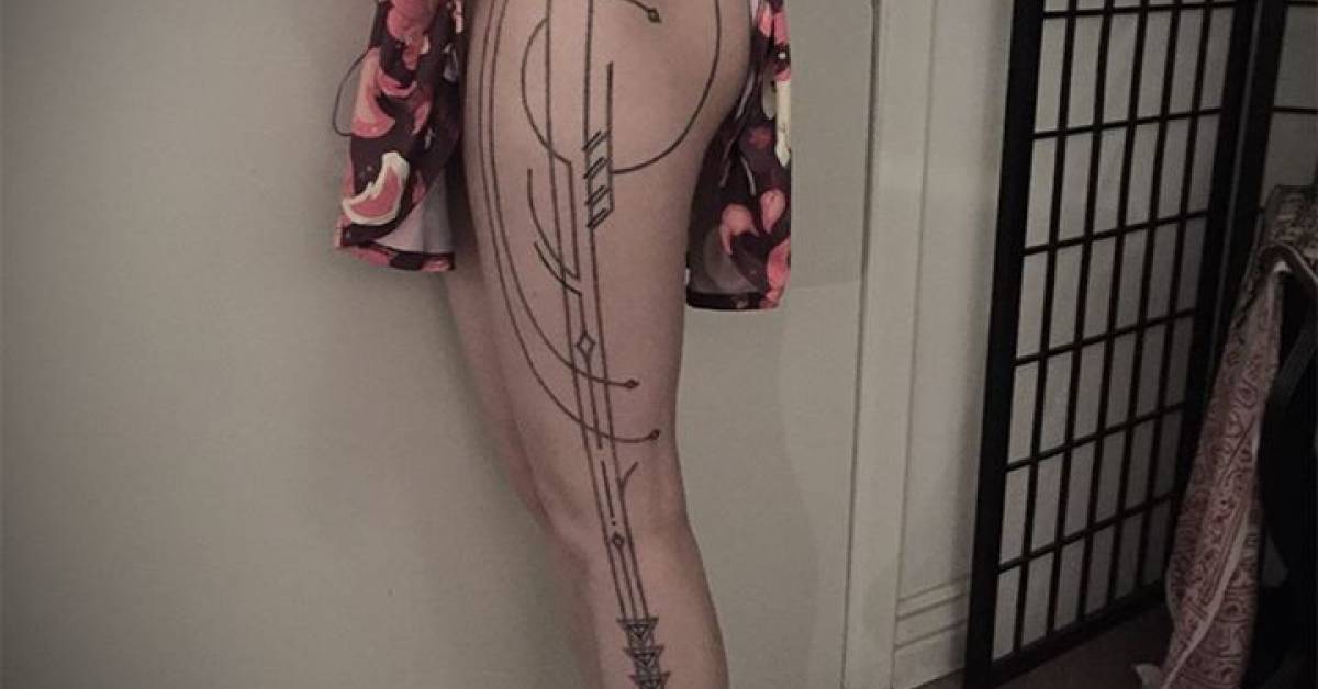 Geometric style tattoo on the left leg.