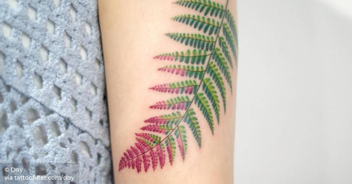 Fern leave tattoo on the left upper arm.
