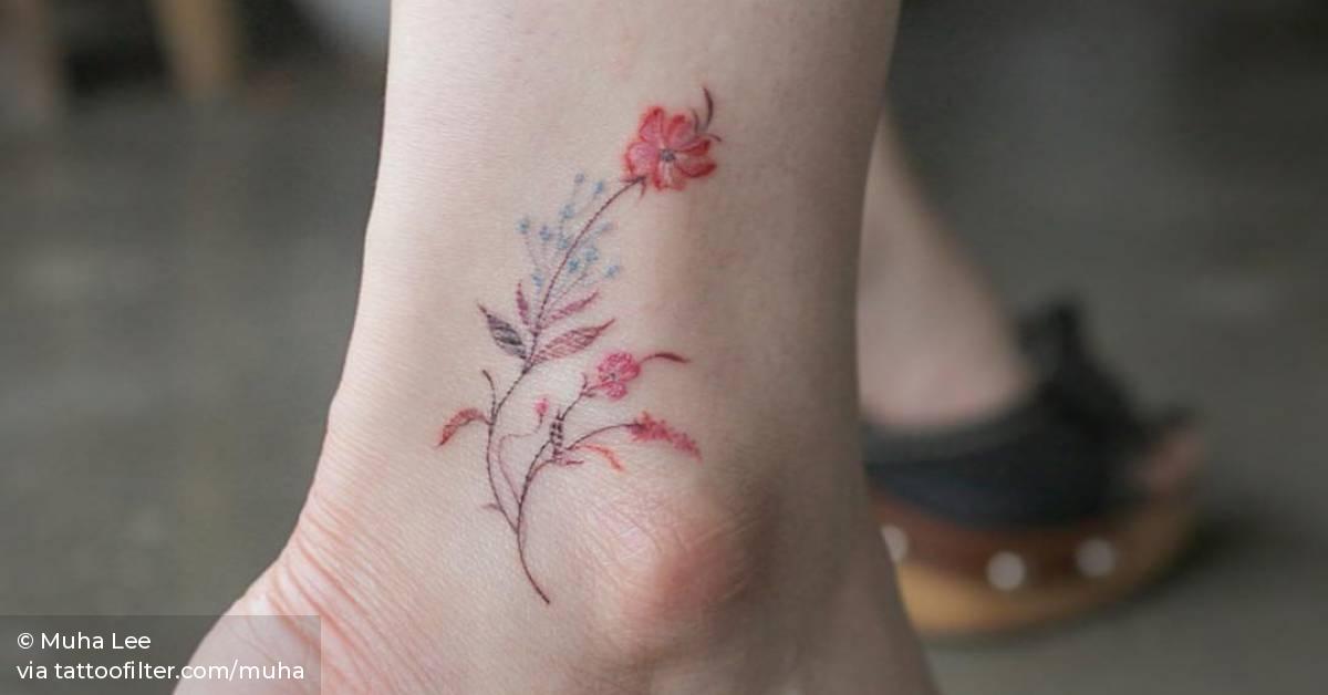 Нежное тату на ноге. Тату цветы небольшие. Нежные тату. Маленькие тату для девушек. Тату на щиколотке.
