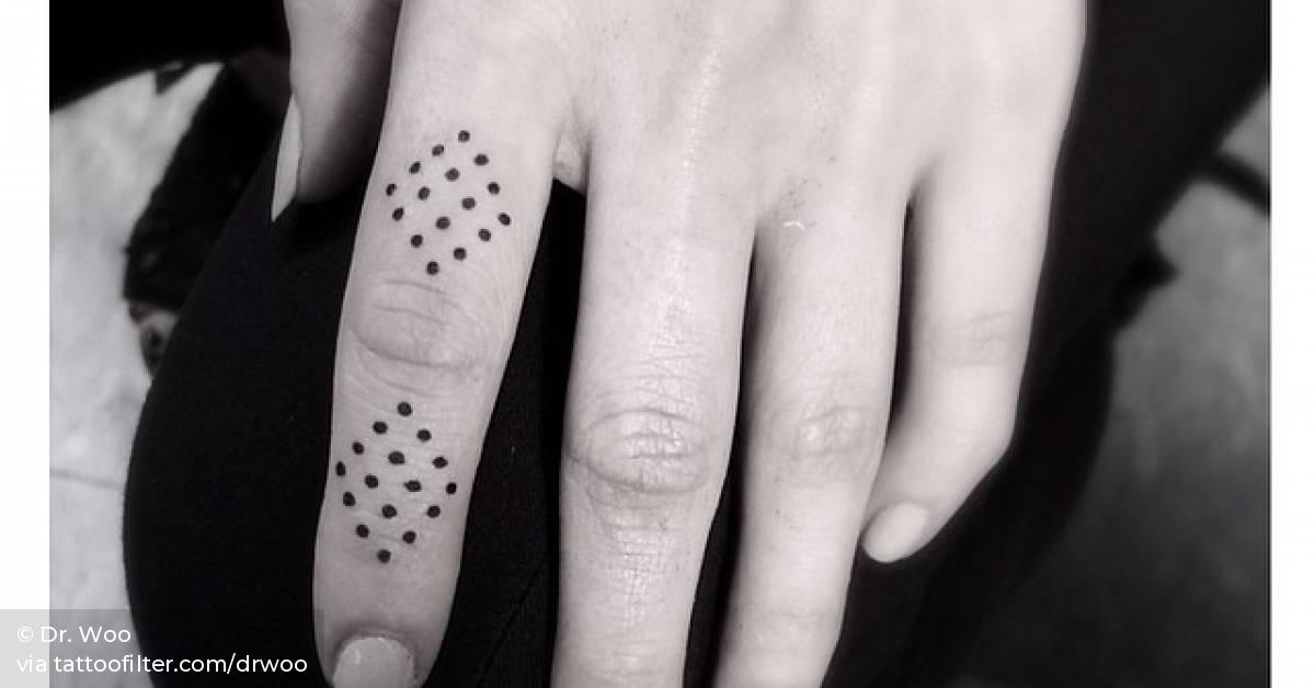 Dots on the finger.