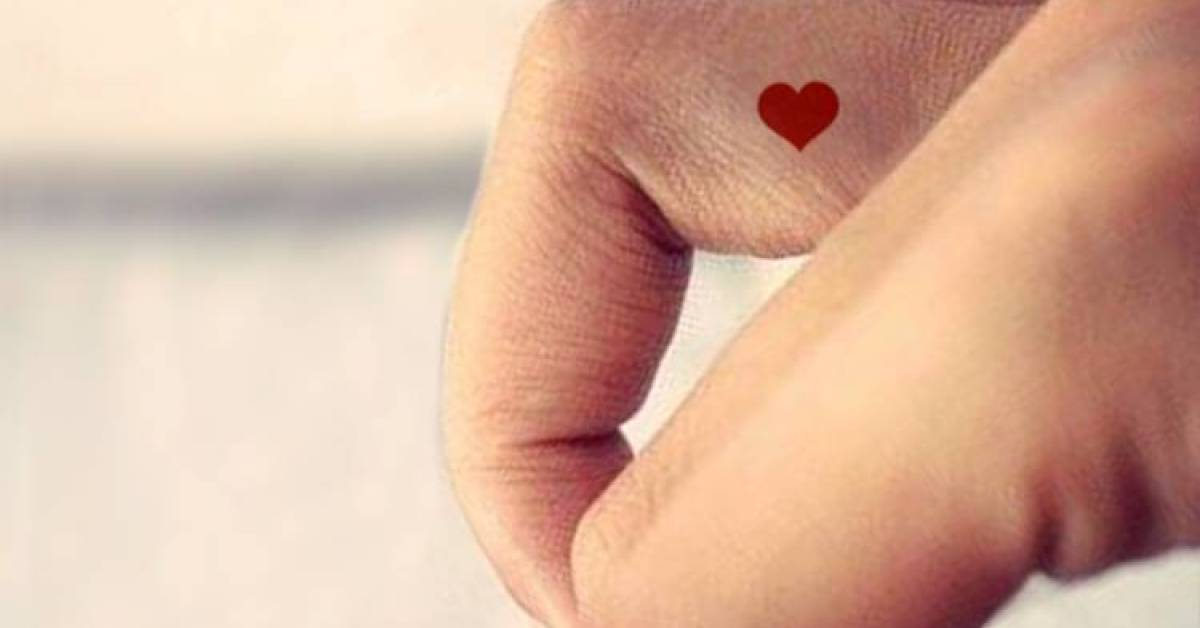 тату маленькое сердечко на пальце. сердце пальцами. тату на безымянном пальце. тату на пальцах. тату сердечко на пальце.