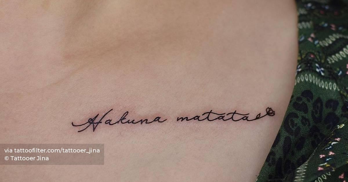 hakuna-matata-lettering-tattoo-on-the-collarbone