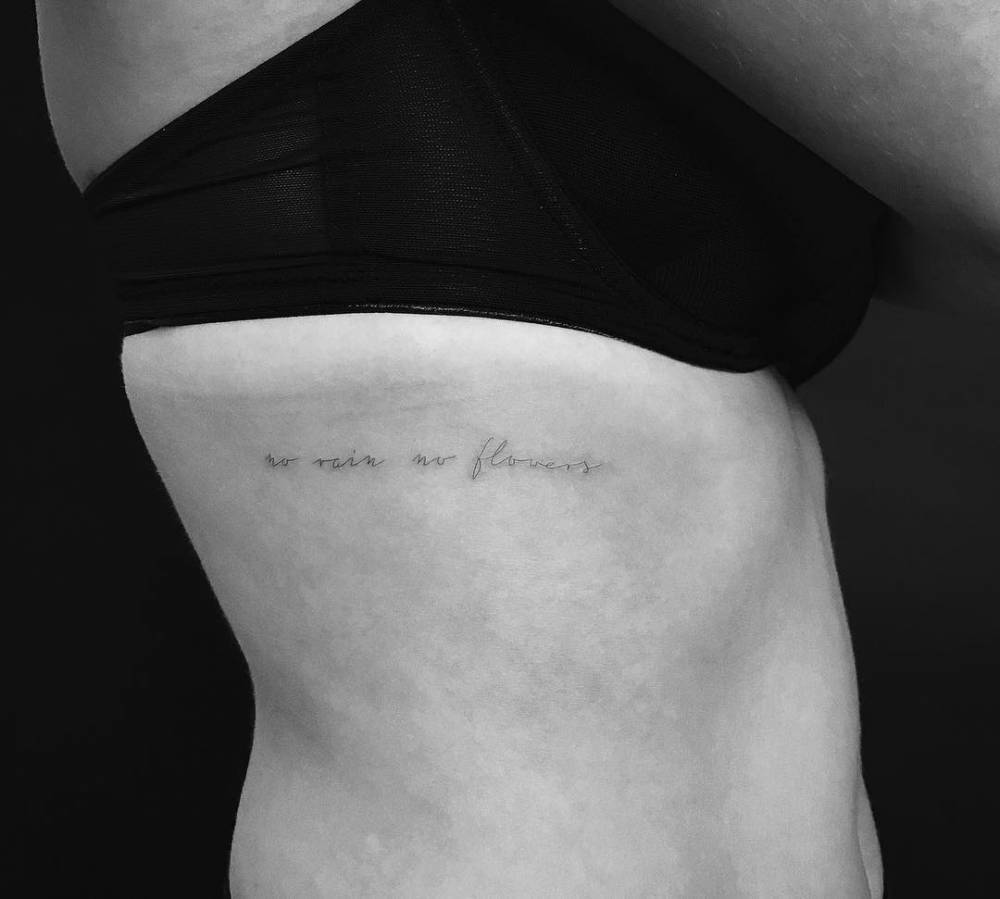 Tatuajes de frases inspiradoras en las costillas