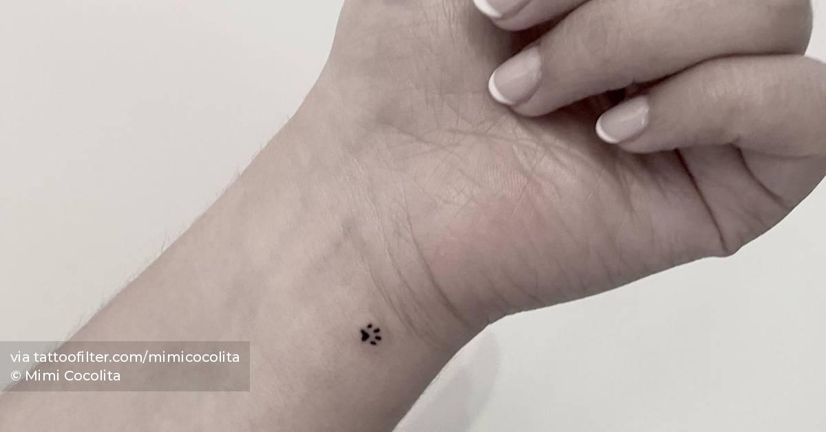Minimalistic dog paw located on the wrist.
