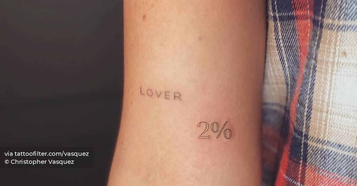 Word "lover" and "2" tattooed on the bicep.