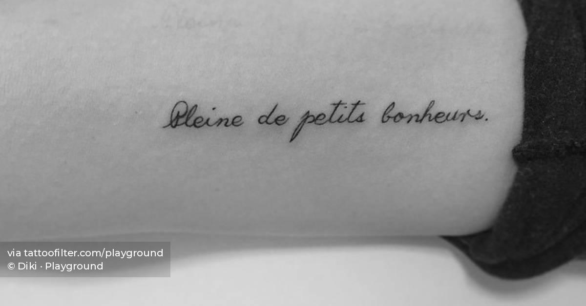 "Pleine de petits bonheur" lettering tattoo located on