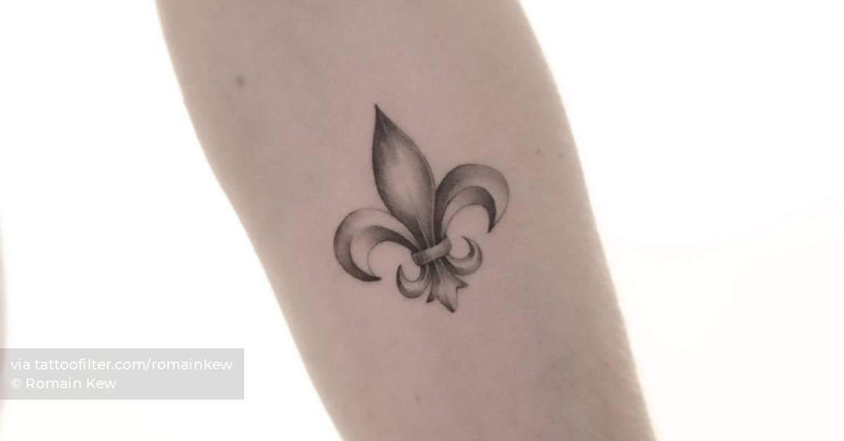 fleur-de-lis-tattoo-located-on-the-inner-forearm