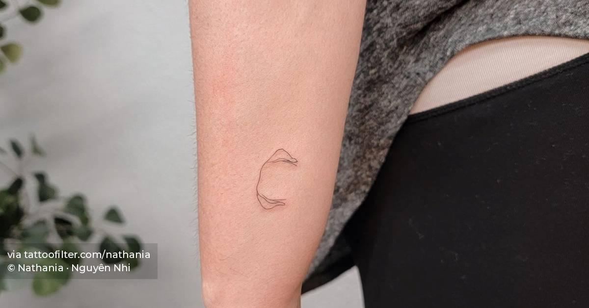 minimalistic-style-dog-ears-tattooed-on-the-wrist