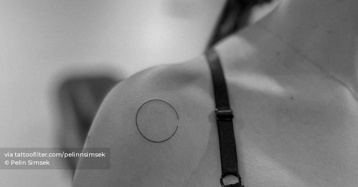 Minimalistic style circle tattoo done on the shoulder.