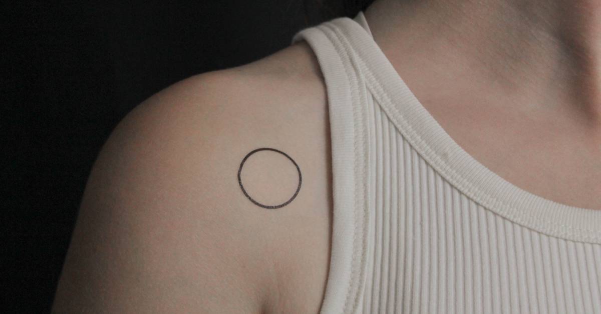 Circle temporary tattoo done on the shoulder.