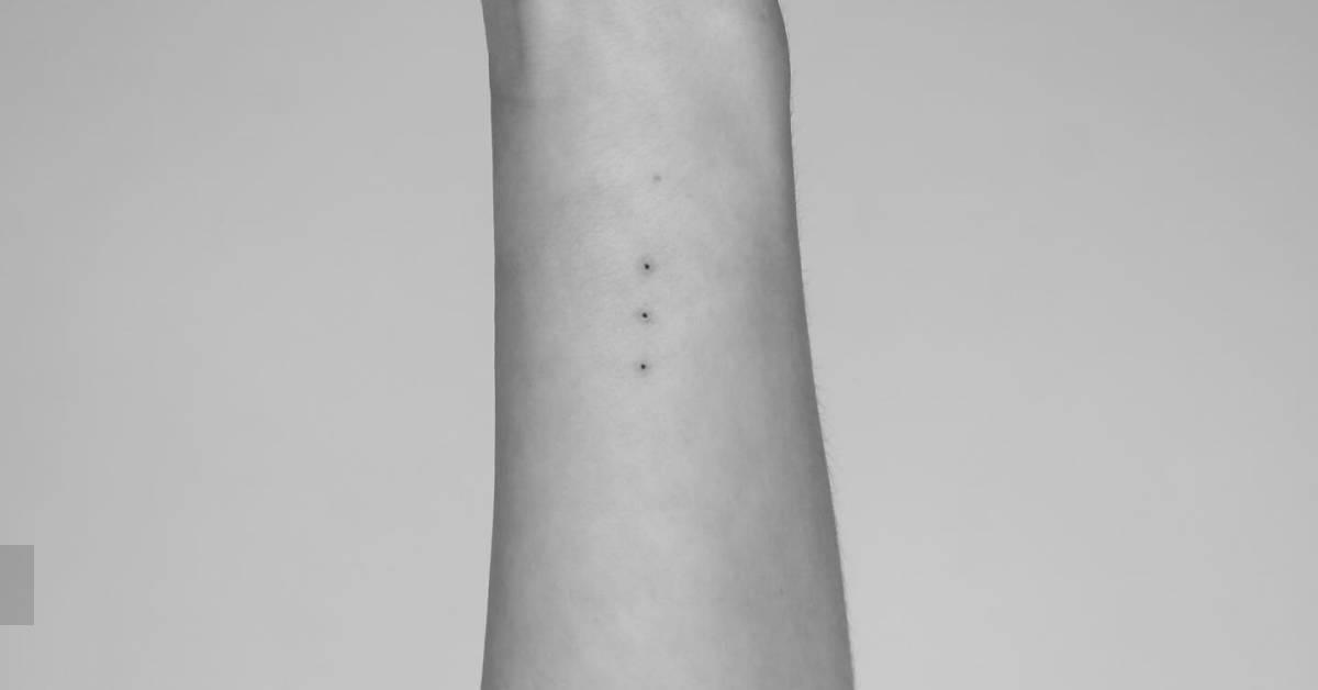 minimalistic-style-dots-tattooed-on-the-wrist