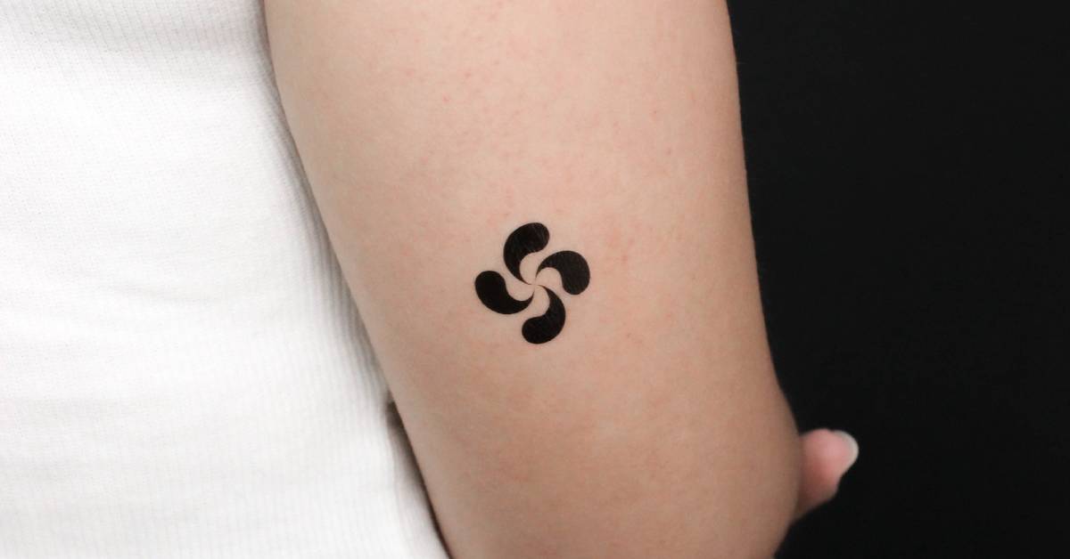 lauburu-temporary-tattoo-placed-on-the-tricep