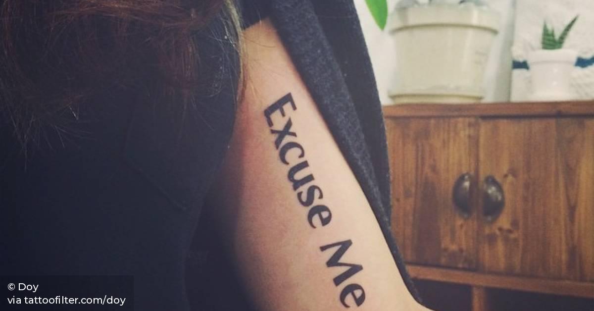 "Excuse me" tattoo on the left bicep.