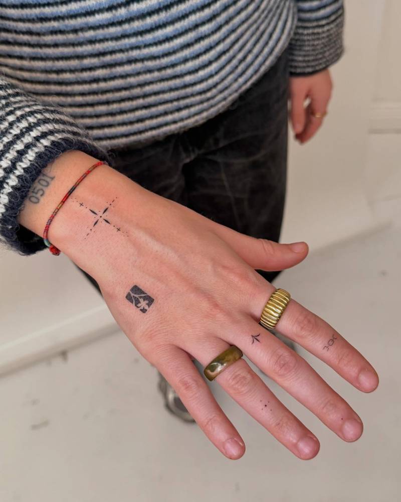 Ornaments and flower tattooed on the hand and fingers.