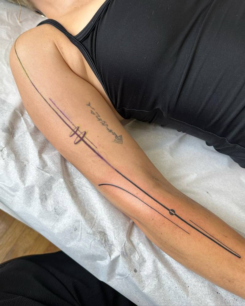 Neotribal style tattoo located on the arm.