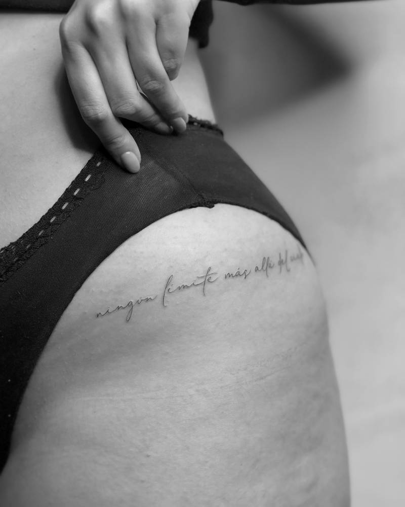 Handwritten font Italian quote tattoo located on the hip.