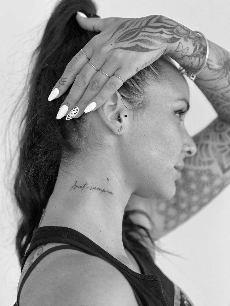 "Amati sempre" lettering tattoo located on the neck.
