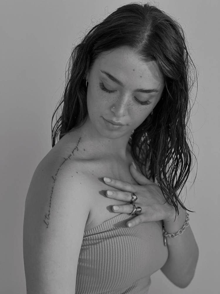 Handwritten font italian quote tattoo located on the shoulder.