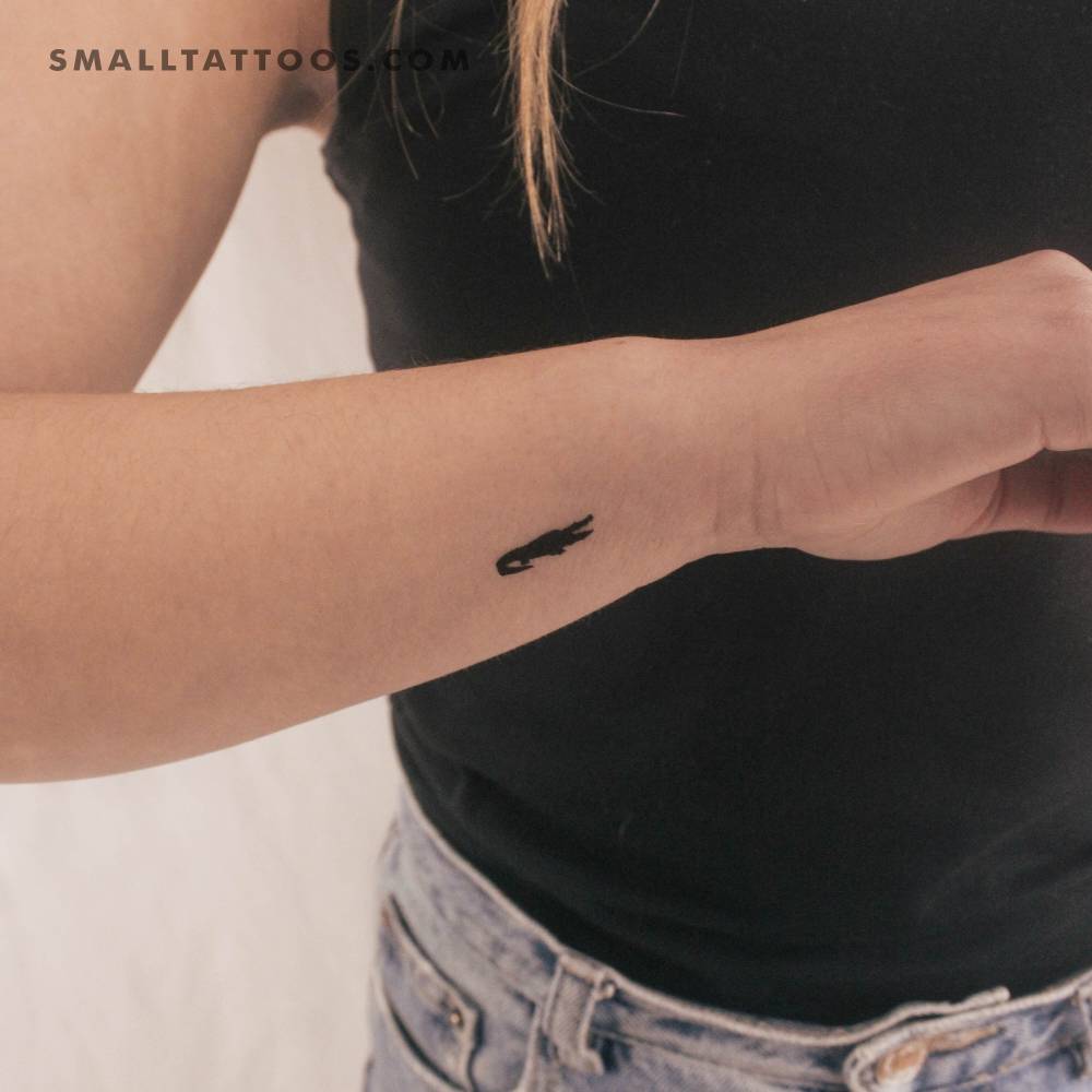 Minimalistic little crocodile temporary tattoo placed on the wrist.
