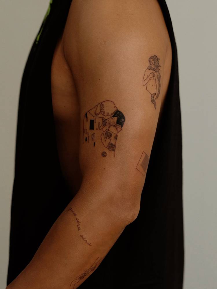 Klimt's 'The Kiss' tattooed on the upper arm.