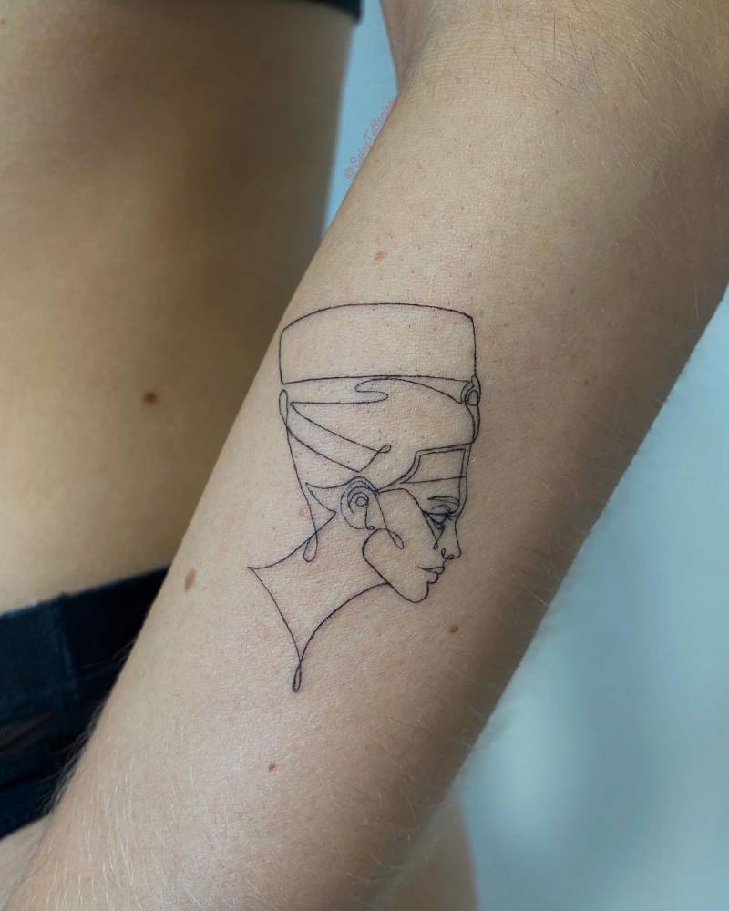 One line Nefertiti tattoo located on the forearm.
