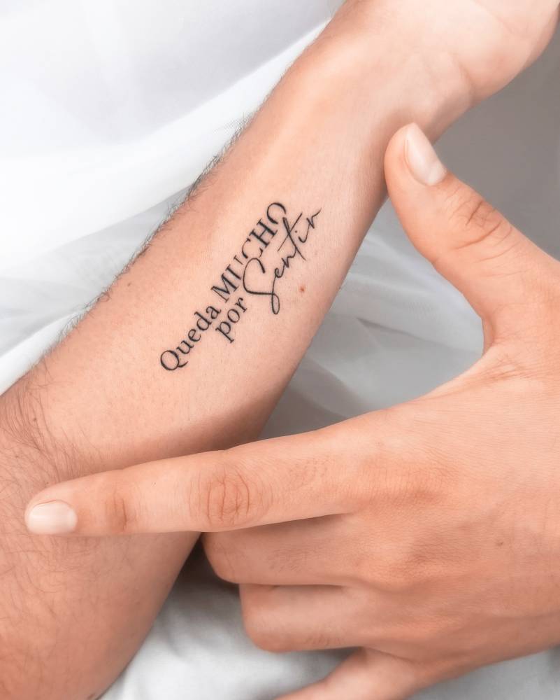 "Queda mucho por sentir" lettering tattoo done on the wrist.
