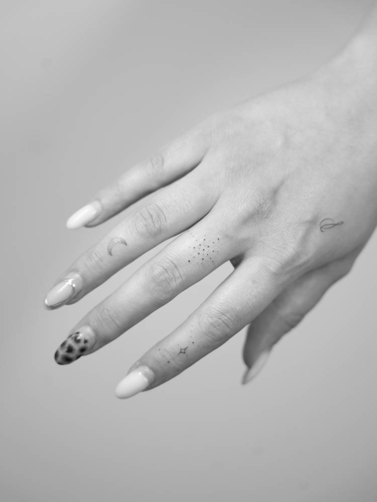 Minimalistic style finger composition tattoos.