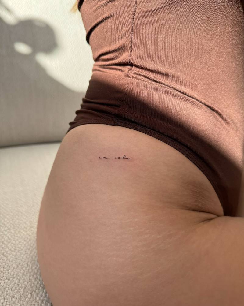 "Ze sobą" lettering tattoo in handwritten font located on the hip.