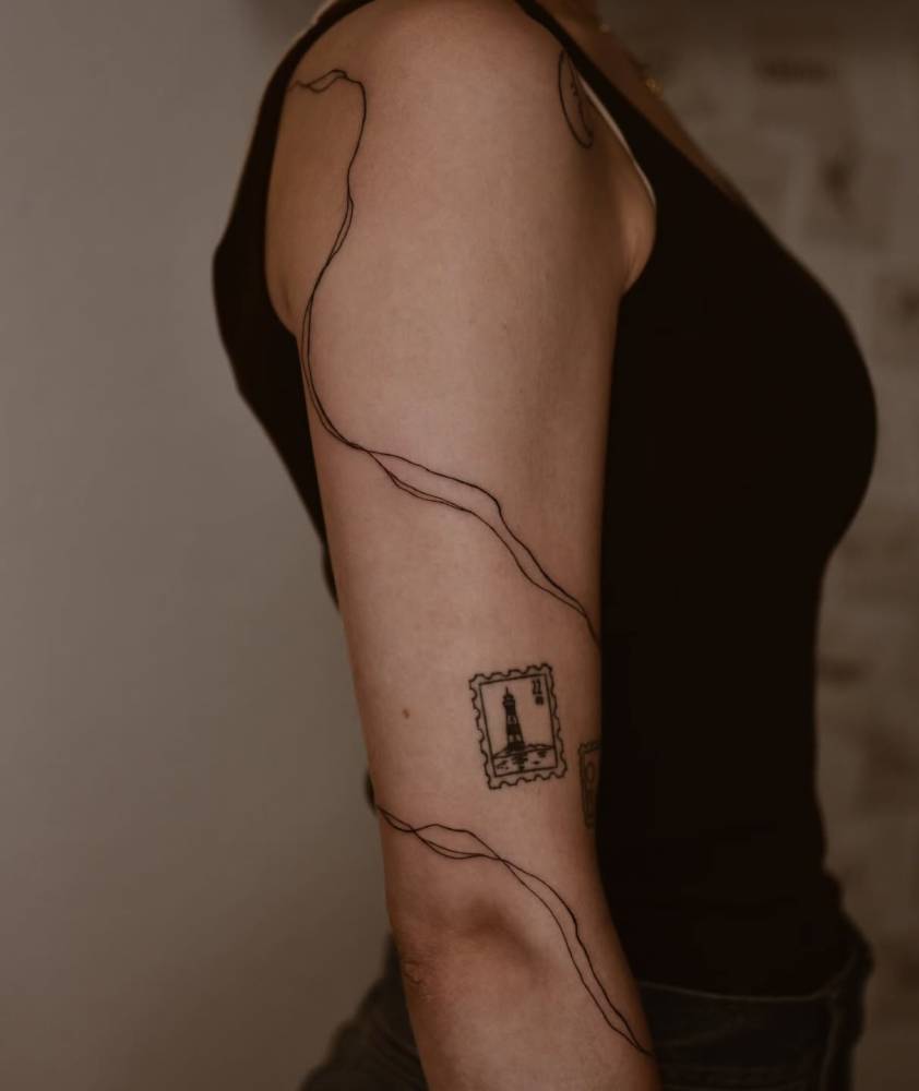 Abstract lines tattooed on the upper arm.