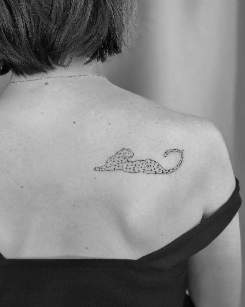 Leopard tattoo in illustrative style placed on the shoulder blade.