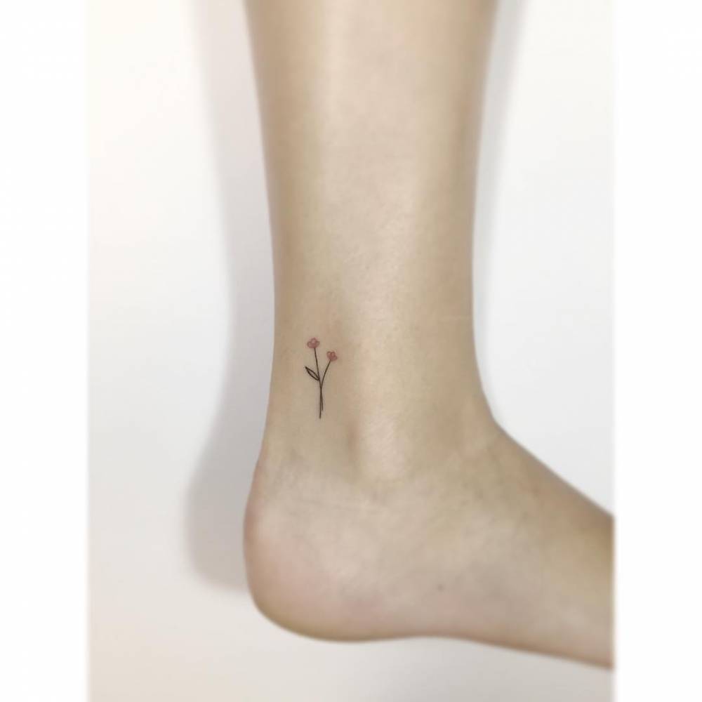 Little flowers tattoo located on the ankle, done in fine line style.