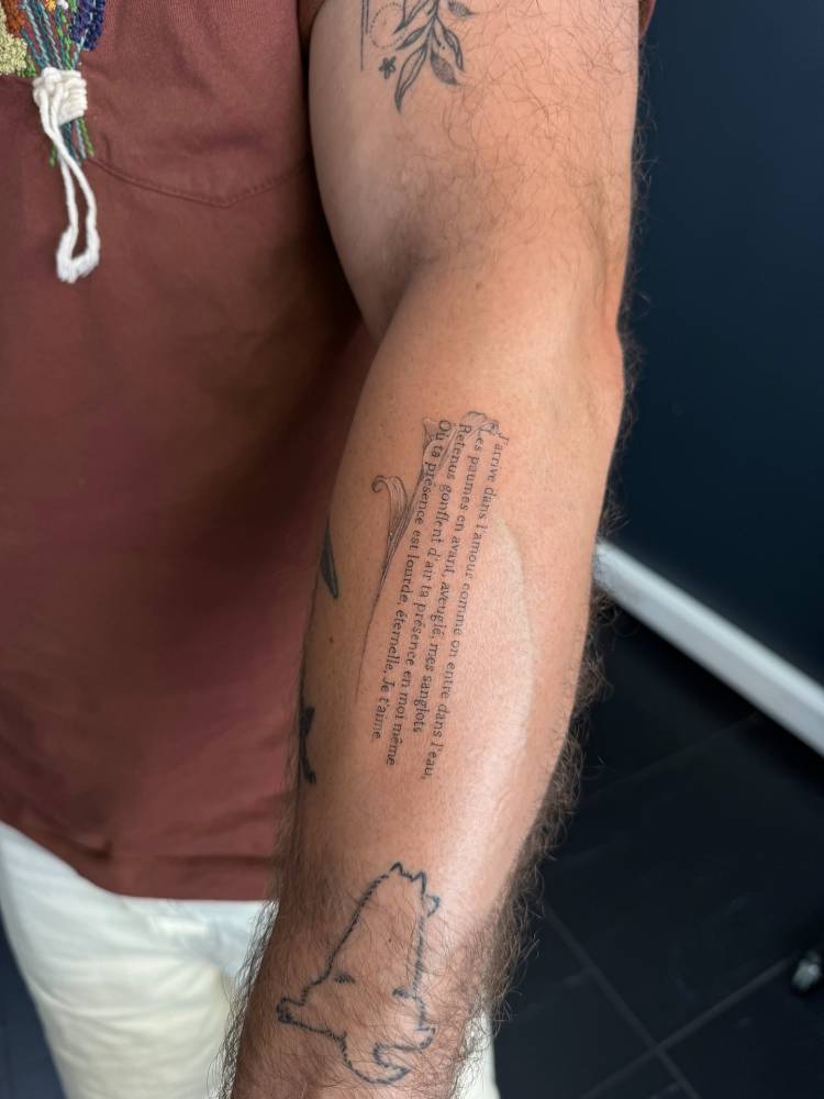 French quote tattoo located on the forearm.