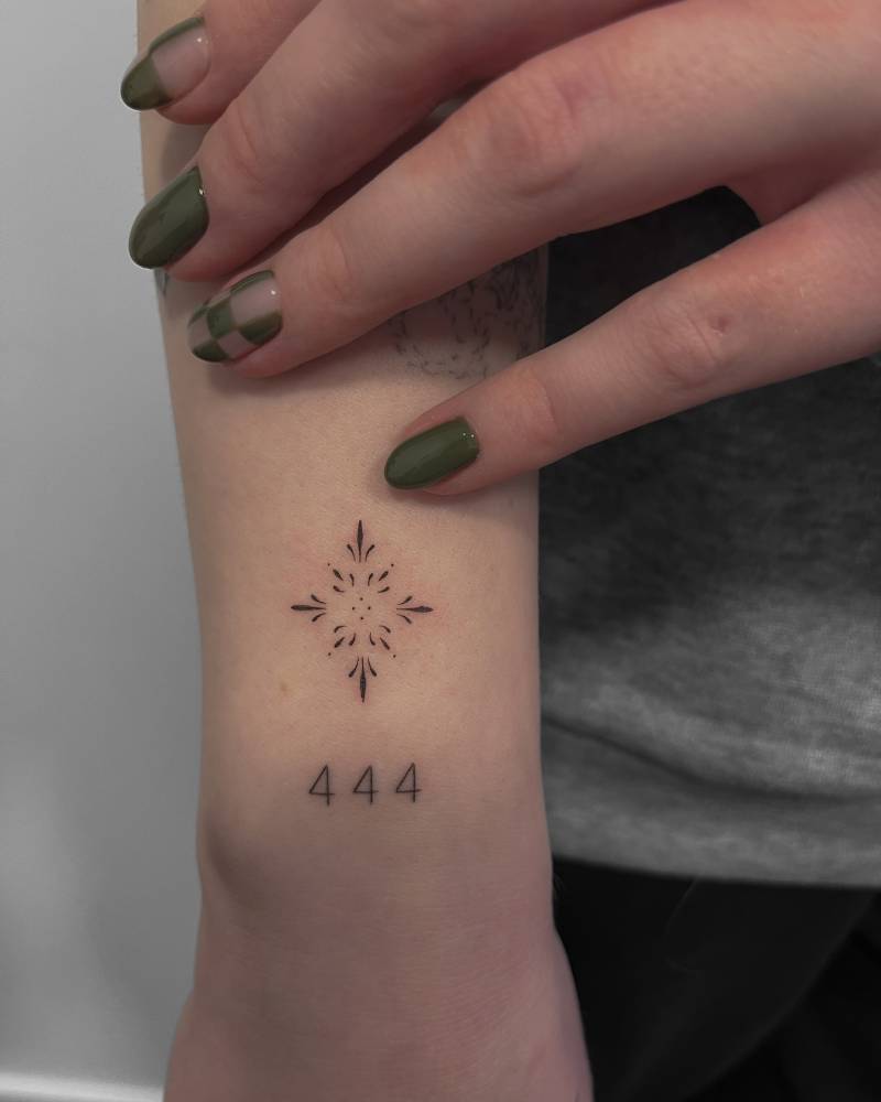 Little ornamental design tattooed on the wrist.