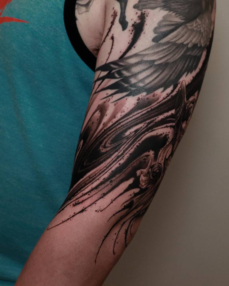 Abstract tattoo in blackwork style done on the upper arm.