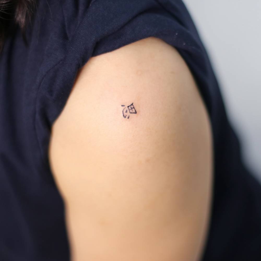 Kanji tattoo located on the shoulder.