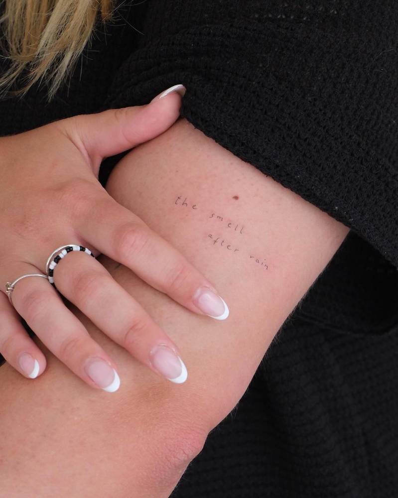 "The smell after rain" tattoo located on the upper arm.