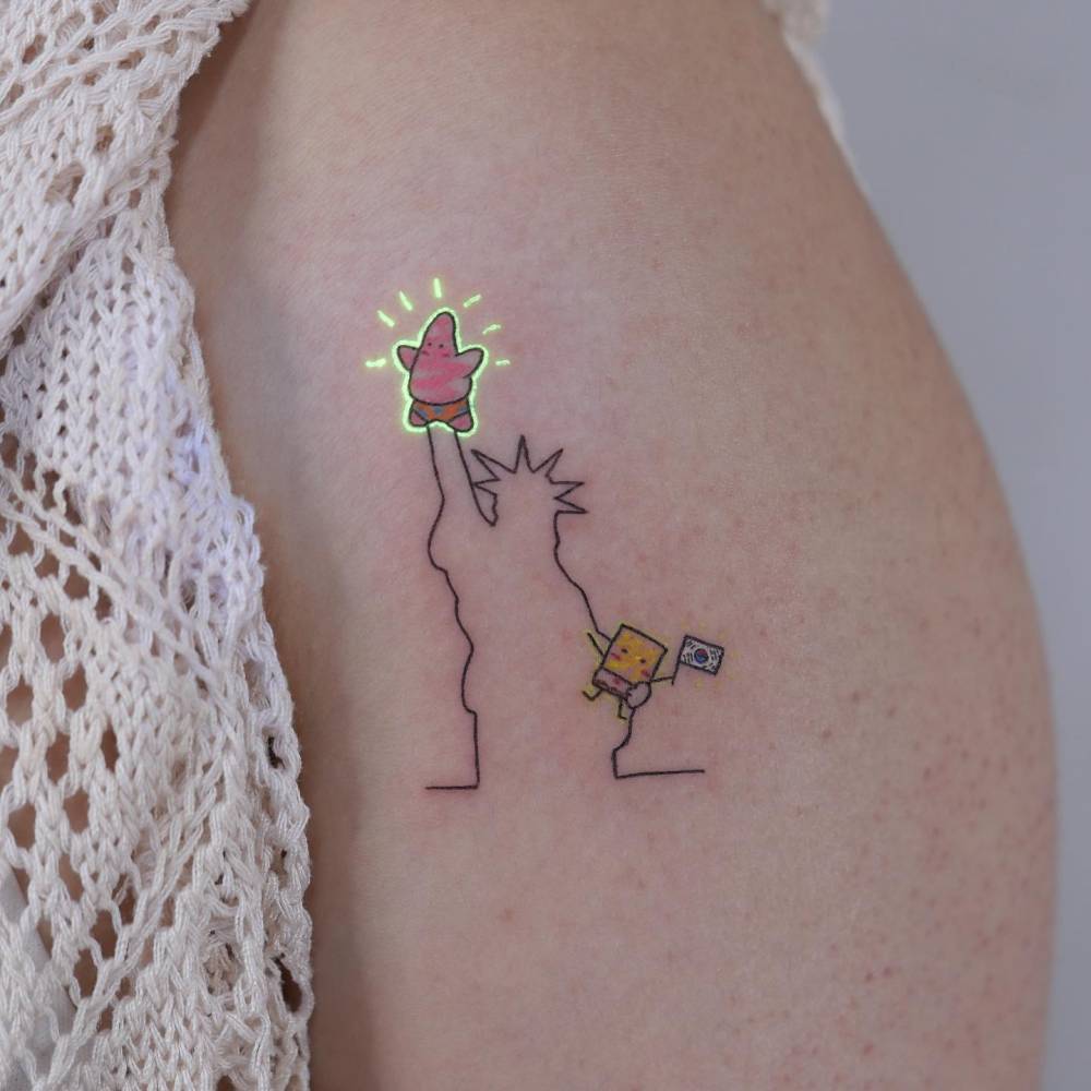 Spongebob meets the Statue of Liberty.