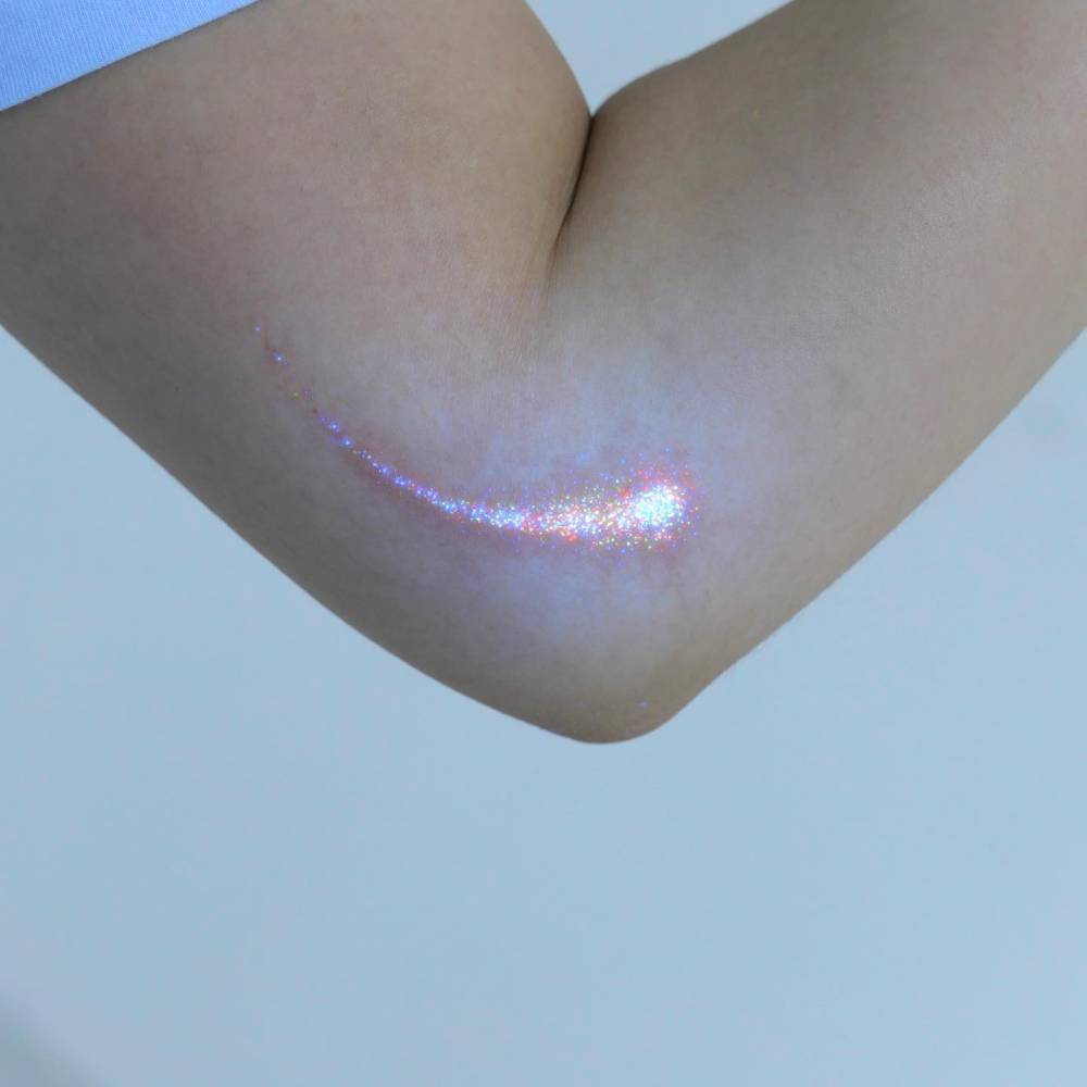 Shooting star tattoo in glitter effect located on the elbow.