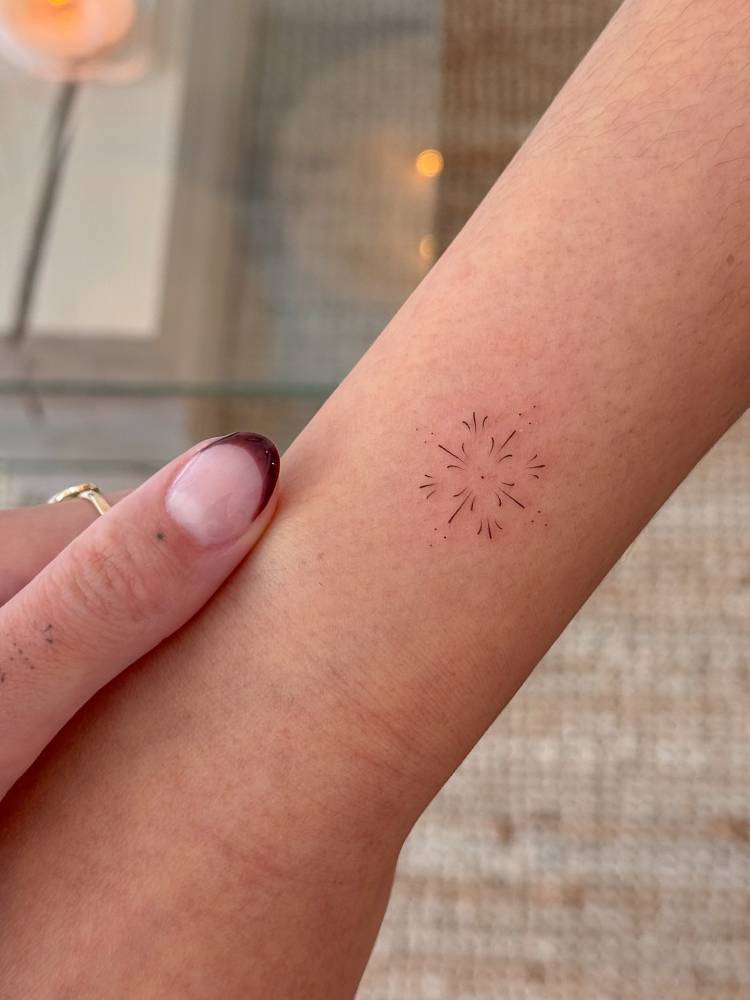 Little ornament tattoo placed on the wrist, fine line style.