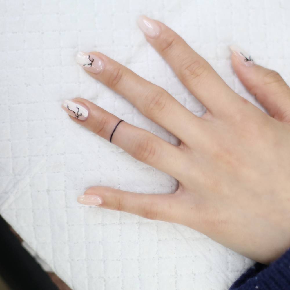 Minimalistic ring tattoo located on the finger.