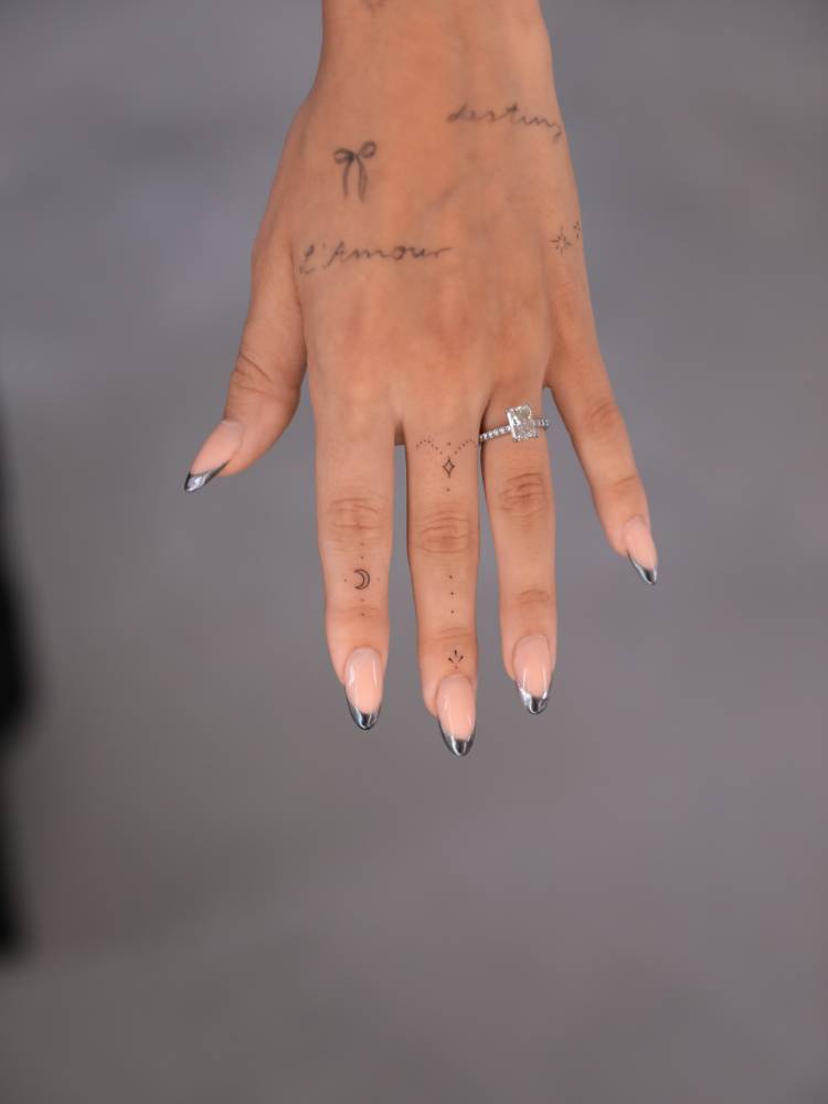 Ornamental design tattooed on the fingers.