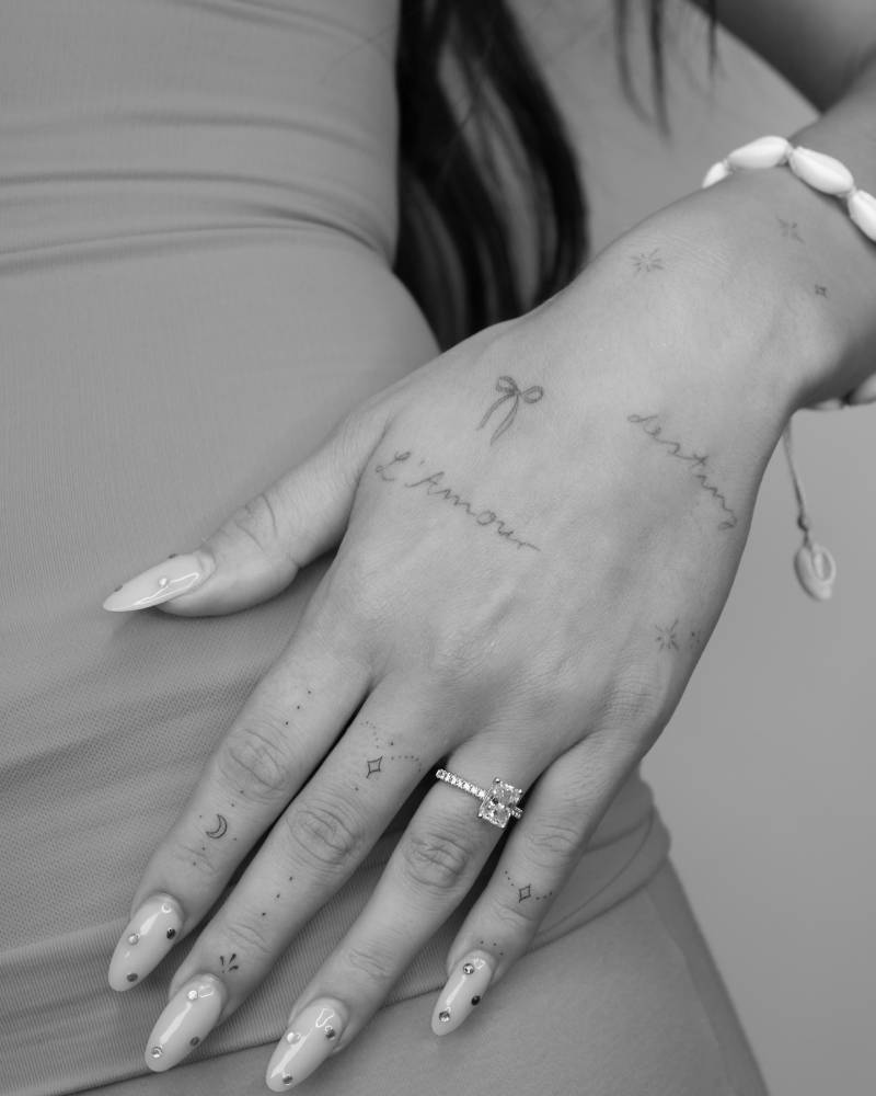 Minimalistic finger ornament tattoos.