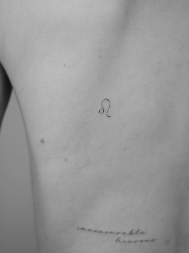 Leo zodiac symbol in minimalistic style tattooed on the back.