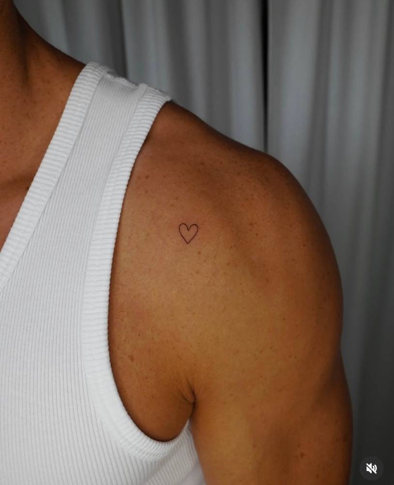 Little minimalistic heart tattoo done on the shoulder.