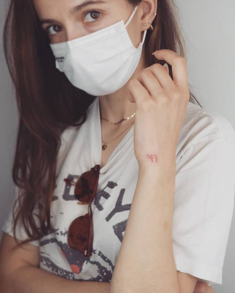 Number 18 in hebrew tattooed on Anjelica Fellini's wrist.