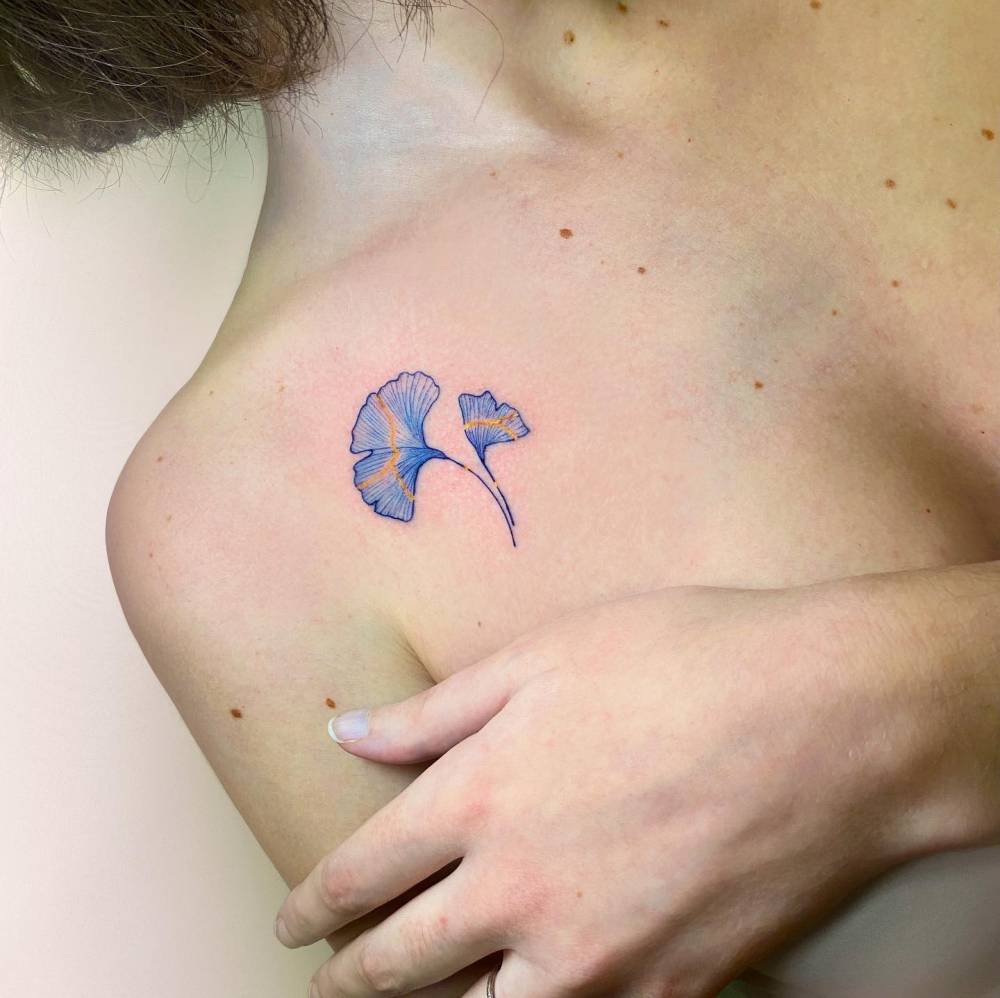 Kinstugi ginkgo leaves tattooed on the chest.