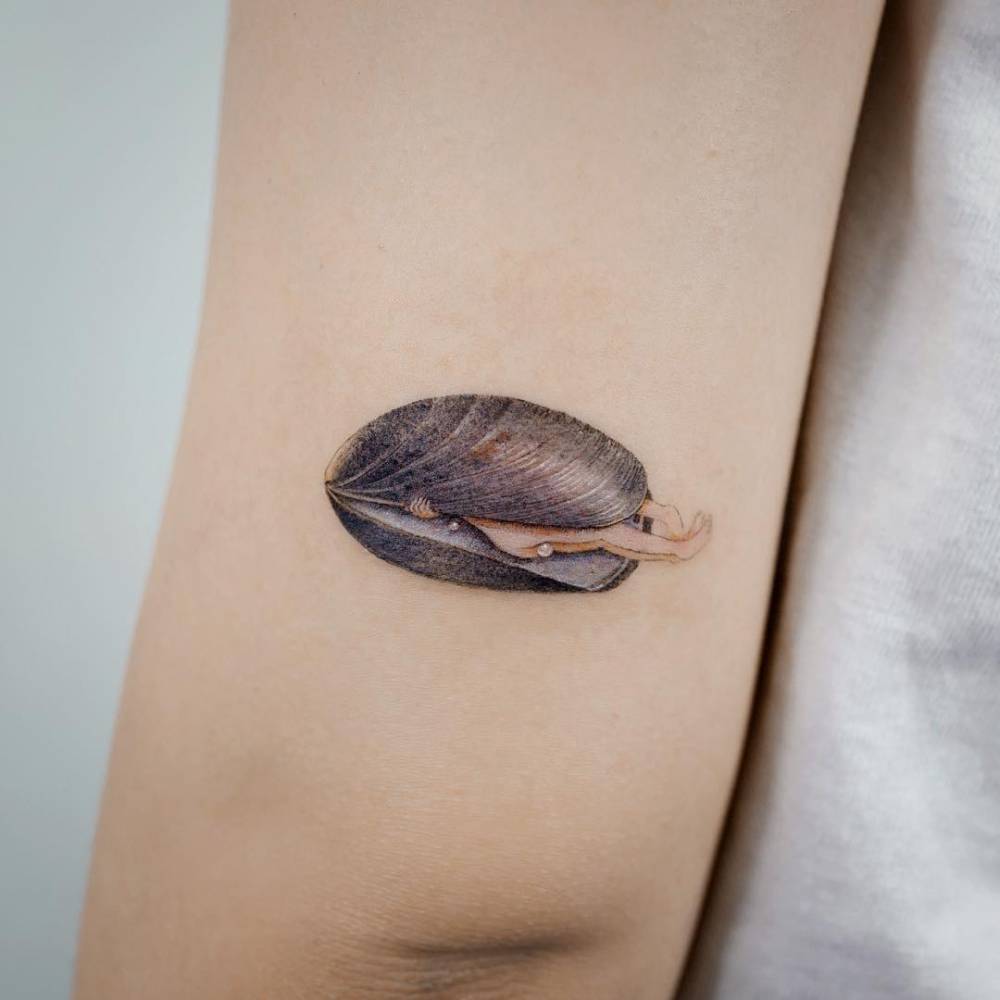 Detail of 'The Garden of Earthly Delights.' Blue mussel.