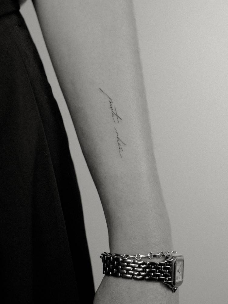 "Panta rhei" lettering tattoo handwritten on the forearm.