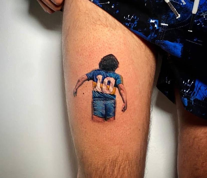Maradona tattoo in micro-realistic style placed on the thigh.