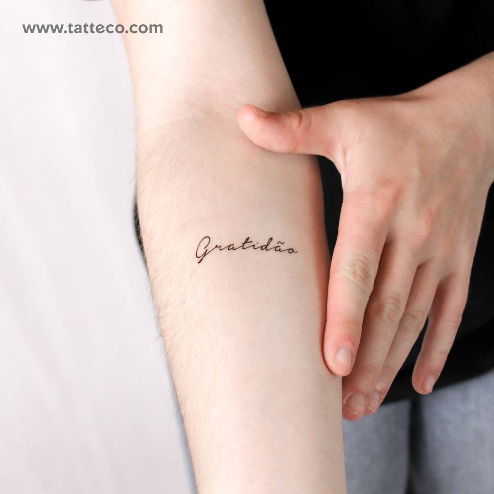 "Gratidão" temporary lettering tattoo located on the wrist.